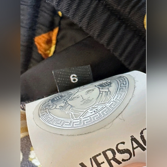 Versace Heritage Print Logo Womens Black/Gold Shorts 4 US (38) NWT With Box - Picture 8 of 16